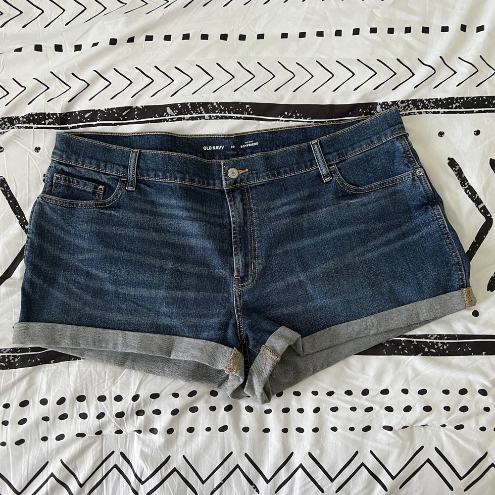 Old Navy Mid-Rise Boyfriend shorts. Size 20. True to size. Never worn!